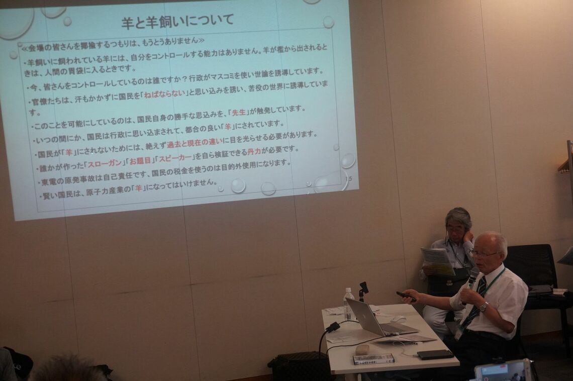 判決後の報告集会で「羊と羊飼い」について語る井戸川克隆（撮影・筆者）