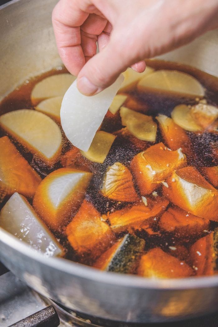 大きい鍋に入れて中火にかける