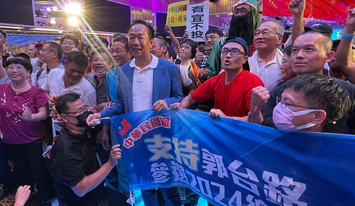 2023年夏、台湾総統選への出馬を画策していた頃のテリー・ゴウ氏（中央の青いジャケットの男性）。この写真から約2カ月後に鴻海の取締役を辞任したのだが……（写真：筆者撮影）