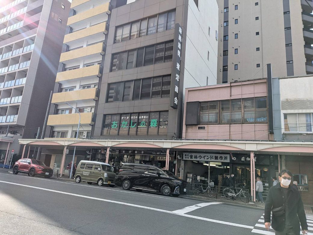 道具店の上のマンション
