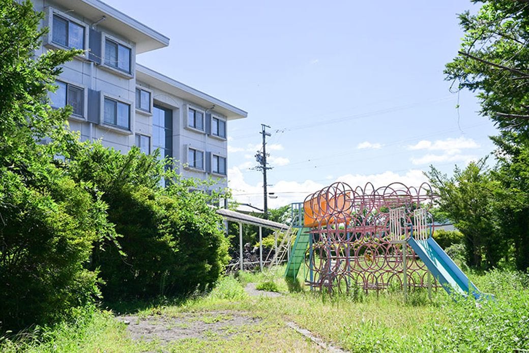 どこもほぼ角部屋のような雁行型（がんこうがた）の造り。敷地内には遊具もあり、夕方には子どもたちのにぎやかな声が響く（写真撮影／五味貴志）