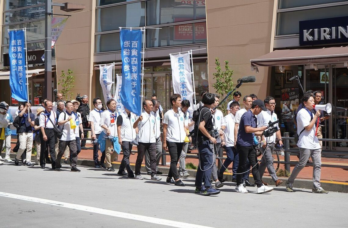 池袋東口周辺をデモ行進（記者撮影）