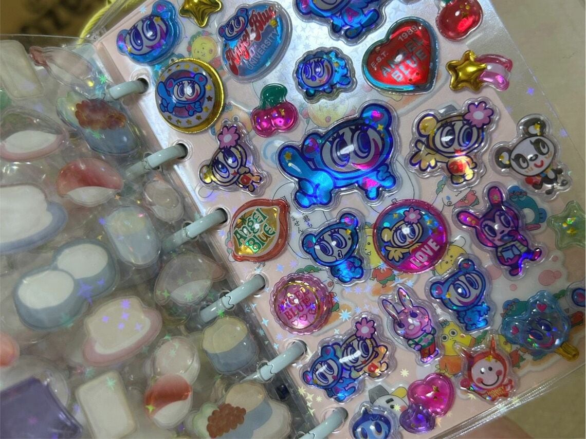 平成女児に大人気だったアパレルブランド「エンジェルブルー」の「うるちゅるPOP SEAL」（写真：まおみさん提供）