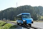 線路区間を行くDMV