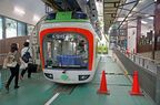 駅のホームは低く、車両をすぐ近くから見ることができた