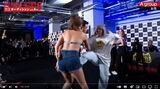 笑顔を浮かべながら緒方さんに蹴りかかるいーたろさん。朝倉未来氏のYouTube動画では決定的な暴行シーンはカットされていた（写真：朝倉未来氏のYouTubeより）