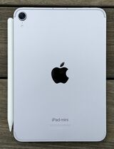 Pad mini (A17 Pro) パープル。淡い色合いが心地よい。Apple Pencil Proは側面に磁石でくっつけて充電できる（筆者撮影）