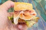 バケットに生ハムとサラダをはさんで、サンドイッチにして食べても美味（筆者撮影）