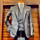 クラシカルな印象になるダブルブレストのベスト（写真：筆者撮影）