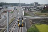 グリーンスタジアム前停留場の北側に延びる専用軌道。奥の右側が新興住宅地のゆいの杜で、左側には柳田大橋がある（筆者撮影）