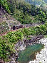 鉄道名の通り渓谷を走るわたらせ渓谷鉄道（撮影：南正時）