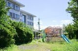 どこもほぼ角部屋のような雁行型（がんこうがた）の造り。敷地内には遊具もあり、夕方には子どもたちのにぎやかな声が響く（写真撮影／五味貴志）