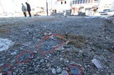 津波被害を受けた宮城県石巻市の様子。一見ごく普通の風景だが、地面には危険性の高い吹き付け石綿が散乱（赤で囲った部分）。2012年1月撮影（写真：井部正之）