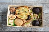 弁当の蓋を開けると、地元産を中心に国産食材を使ったおかずがきれいに並べられている（筆者撮影）