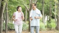 ｢大股で早歩き｣はNG! "脊柱管狭窄症…からの寝たきり"を防ぐ【正しい歩き方】のポイント4つ