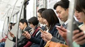 《陰謀論にハマる人》に世界はどう映っているのか?　VRで再現した地下鉄で2割の人だけに見えた"気味の悪い光景"