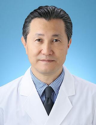 加藤 善一郎（かとう・ぜんいちろう）岐阜大学大学院医学系研究科小児科学教授、日本小児科学会および日本小児神経学会の専門医・指導医臨床医としての経験と研究活動を生かし、発達障害・不登校の臨床と地域連携を進めている。2021年に不登校特例校の岐阜市立草潤中学校「こころの校医」就任、教育医療連携ネットワークも立ち上げた。23年4月から美濃市不登校対策事業アドバイザーに就任。ODへの理解を広げるため『マンガ 脱・「不登校」』（学びリンク）をシリーズ化（写真：本人提供）