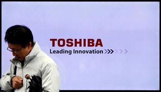 日経平均大幅反落､｢東芝｣｢米補佐官辞任｣で