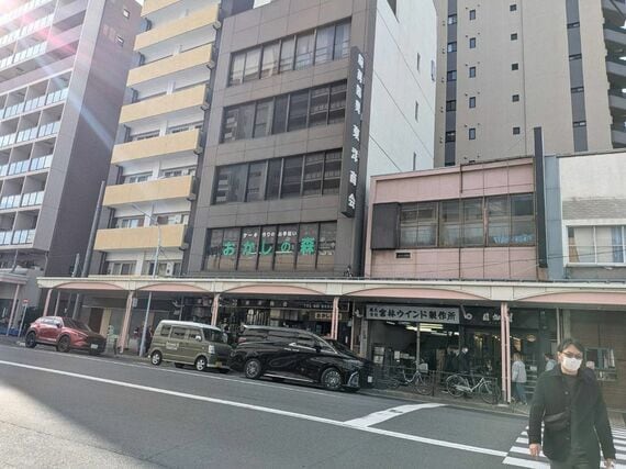 道具店の上のマンション