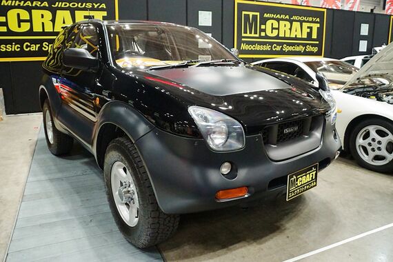 ミハラ自動車がレストアを行ったビークロス。1997年発売、約30年前にデビューしたとは思えない斬新な3ドアクロスオーバーSUVのスタイルが特徴的