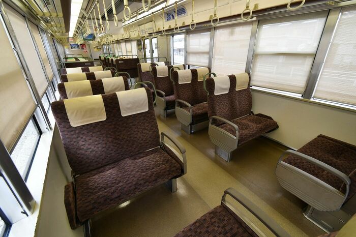転換クロスシートが並ぶ車内