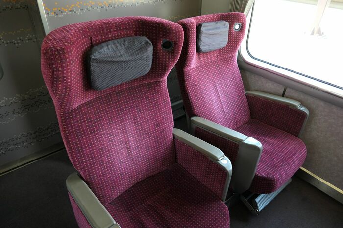 最後部の座席。後ろの化粧板に「アーバングラデーション」