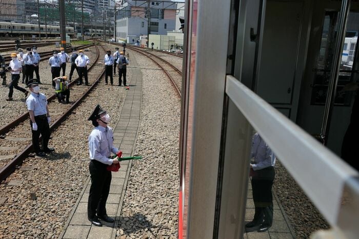 各動作の前に運転士と打ち合わせをする