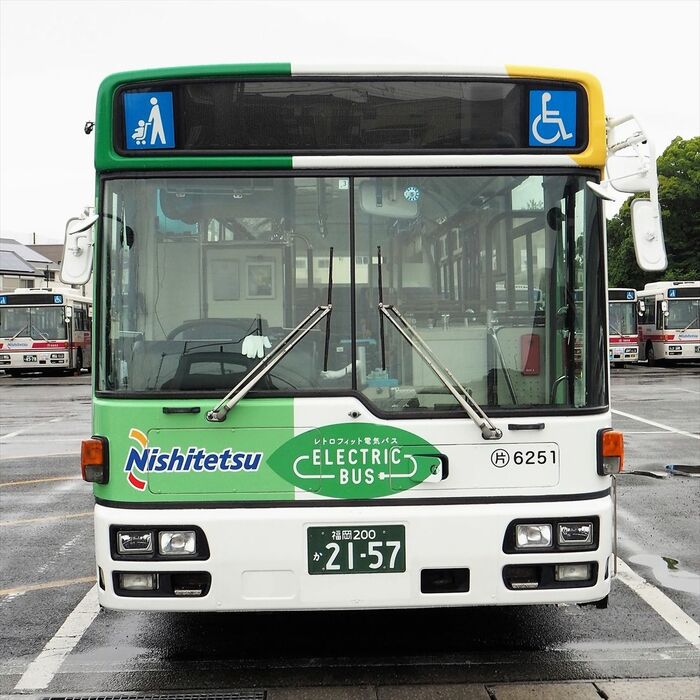 「レトロフィット電気バス」の前面