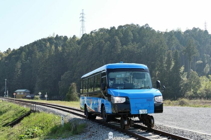 線路区間を行くDMV