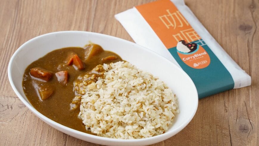 「カレーのためのお米」とレトルトカレー（筆者撮影）この記事の画像を見る(◯枚)