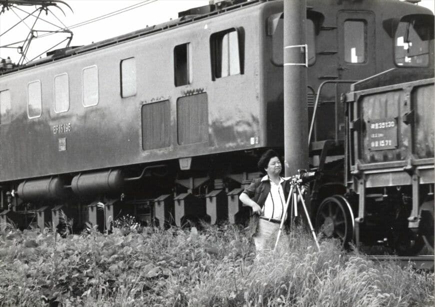 東北本線東大宮―蓮田間でカメラを構える筆者。EF15形牽引の貨物列車が通り過ぎる＝1977年10月（写真：林浩治）