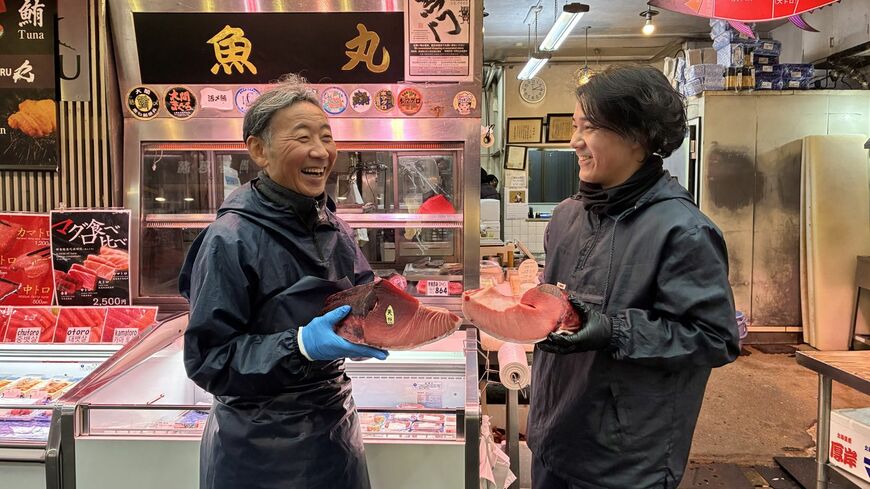 「魚丸商店」3代目大将の丸山和久さんと、4代目として修業中の次男丸山慶さん（写真：筆者撮影）