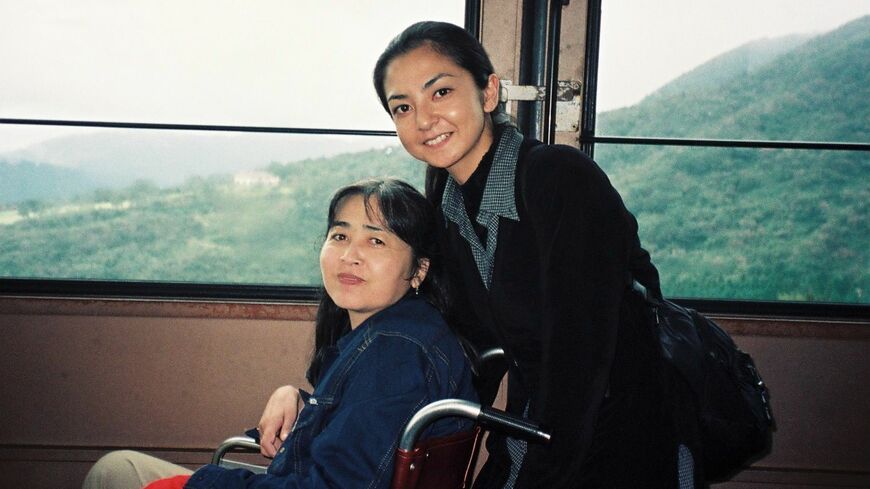 くも膜下出血で車いす生活になった母親と町さん。箱根にて（写真：町さん提供）