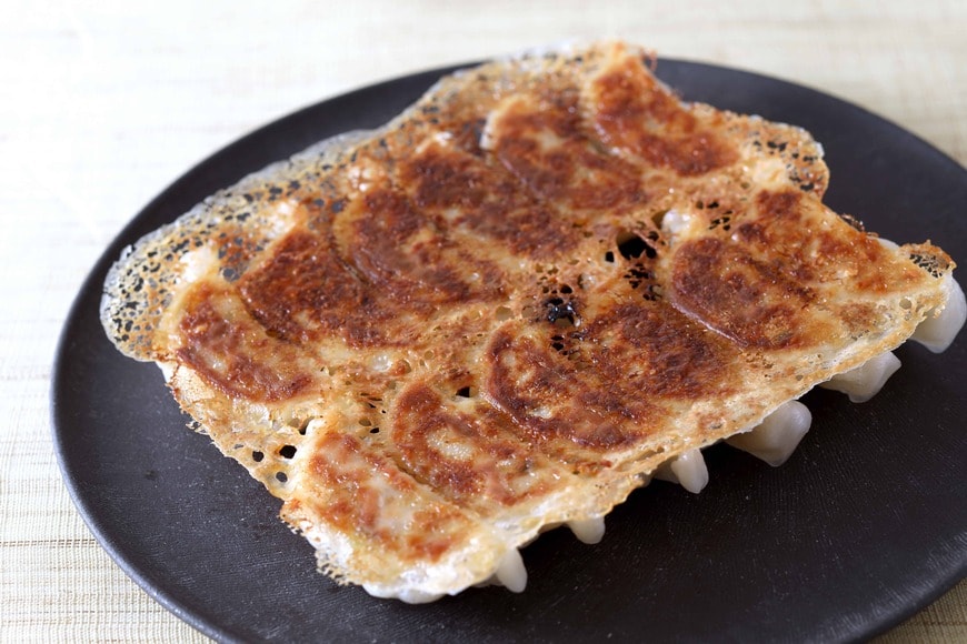あの羽根つきの餃子が自宅で作れるのが画期的だった（写真：『いますぐ食べたい！冷凍食品の本』より）