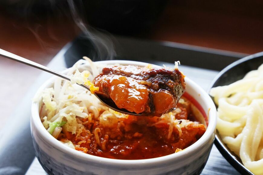 「あま辛汁うどん」は柔らかくトロトロな豚バラ軟骨がなんとも魅惑的だった（筆者撮影）