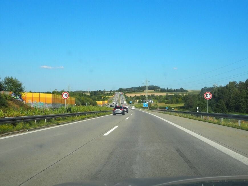 ドイツ・ケムニッツ付近の高速道路。ここでは最高速度が時速120kmになっている（写真：佐滝剛弘）