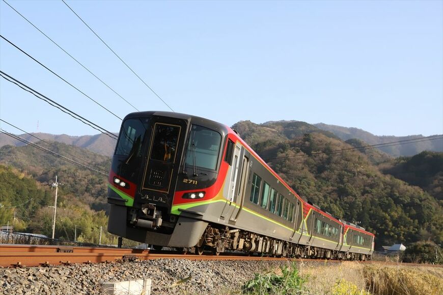 2017年に登場したJR四国の新型振り子式気動車2700系（撮影：南正時）