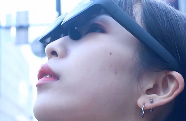 処理能力の速いハイエンドAndroidスマートフォンと接続して使う、メガネ型のMRグラス「NrealLight」。価格はauオンラインショップで6万9799円（画像：Psychic VR Lab）