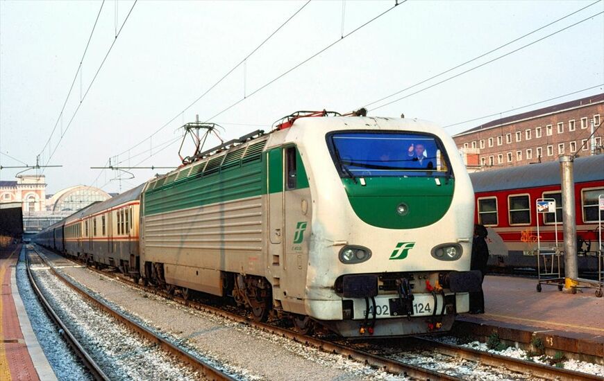 1990年代のイタリア鉄道の列車。E.402B形が牽引する長距離列車＝1999年（撮影：橋爪智之）
