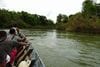 細い木製ボートでザミ川を下った