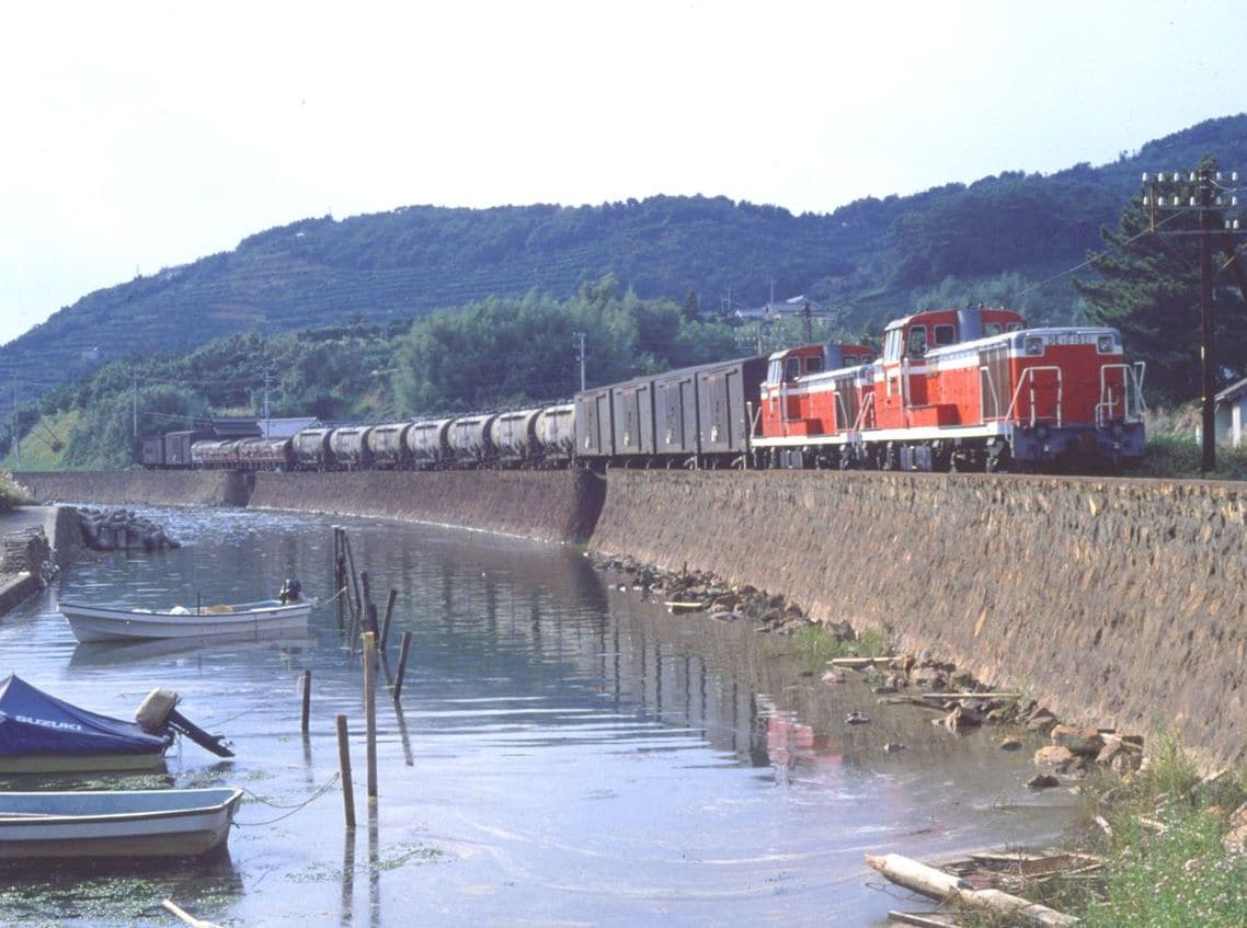 二俣線で貨物列車を重連で牽引するDE10
