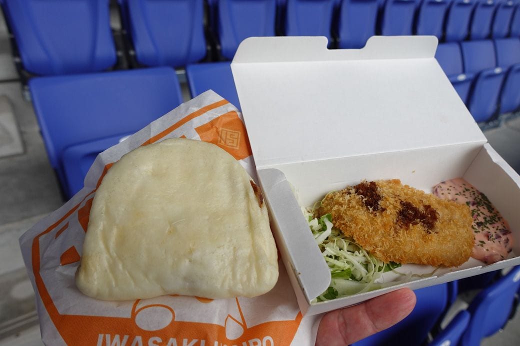長崎名物・角煮まんとアジフライ（写真：筆者撮影）