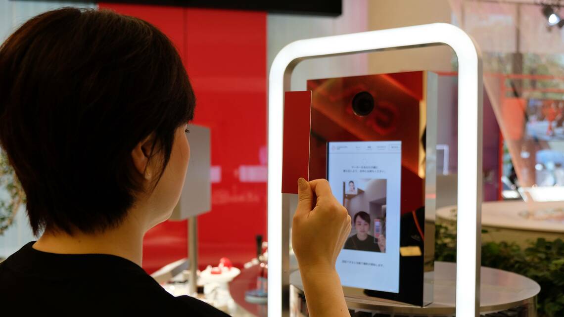 「SHISEIDO」ブランドで初となる旗艦店では、デジタル技術を用いることにより、自分に合ったファンデーションが1分ほどで提示される（記者撮影）
