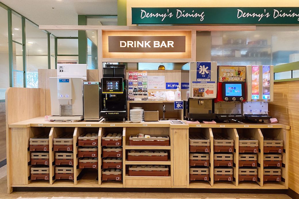 デニーズのドリンクバー。カップラックの最上段にはウォーマーがついていて、温かいカップでホットドリンクが飲めます（写真：筆者撮影）