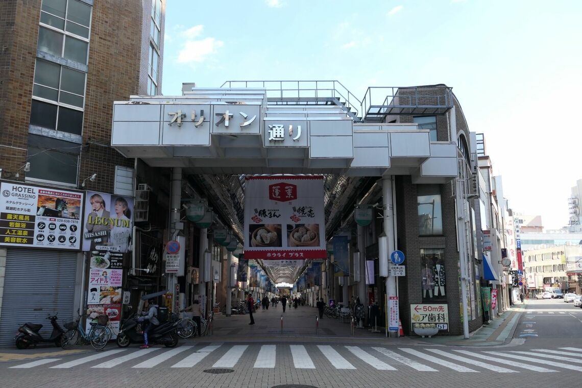 アーケード商店街のオリオン通り（記者撮影）