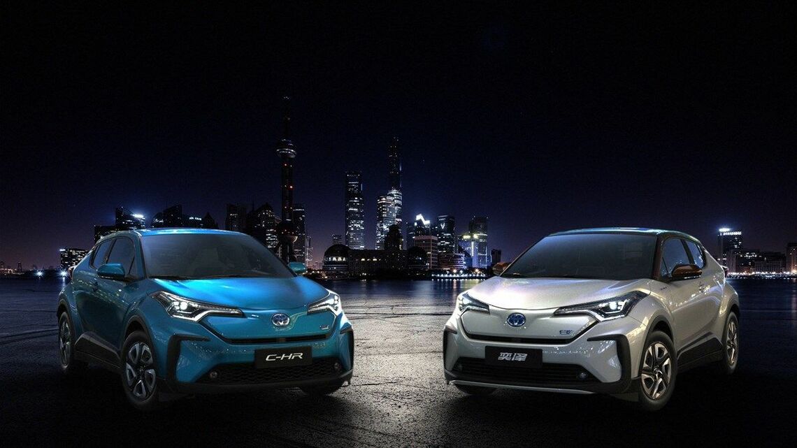 中国で販売されるEVの「C-HR」と「IZOA」（写真：トヨタ自動車）