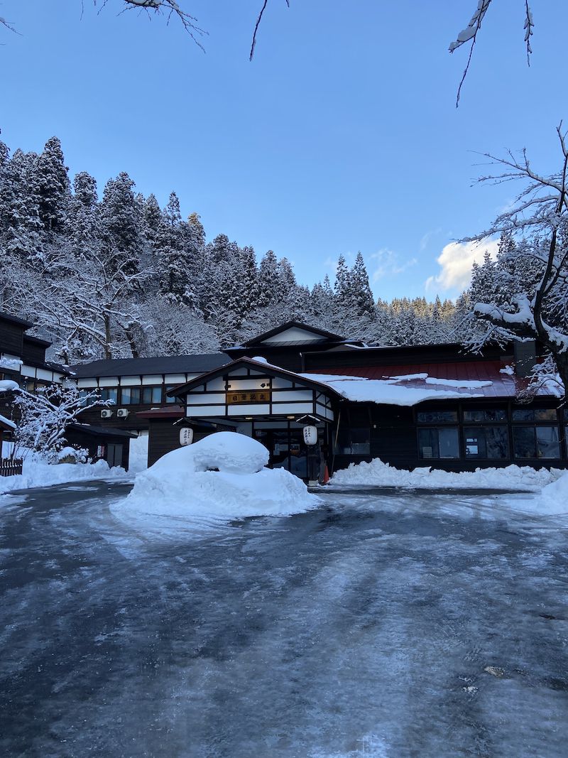 秋田県北部の日景温泉。冬の秋田は寒さが厳しいが、雪を眺めながらの入浴は格別だ。日帰り入浴は600円（筆者撮影）