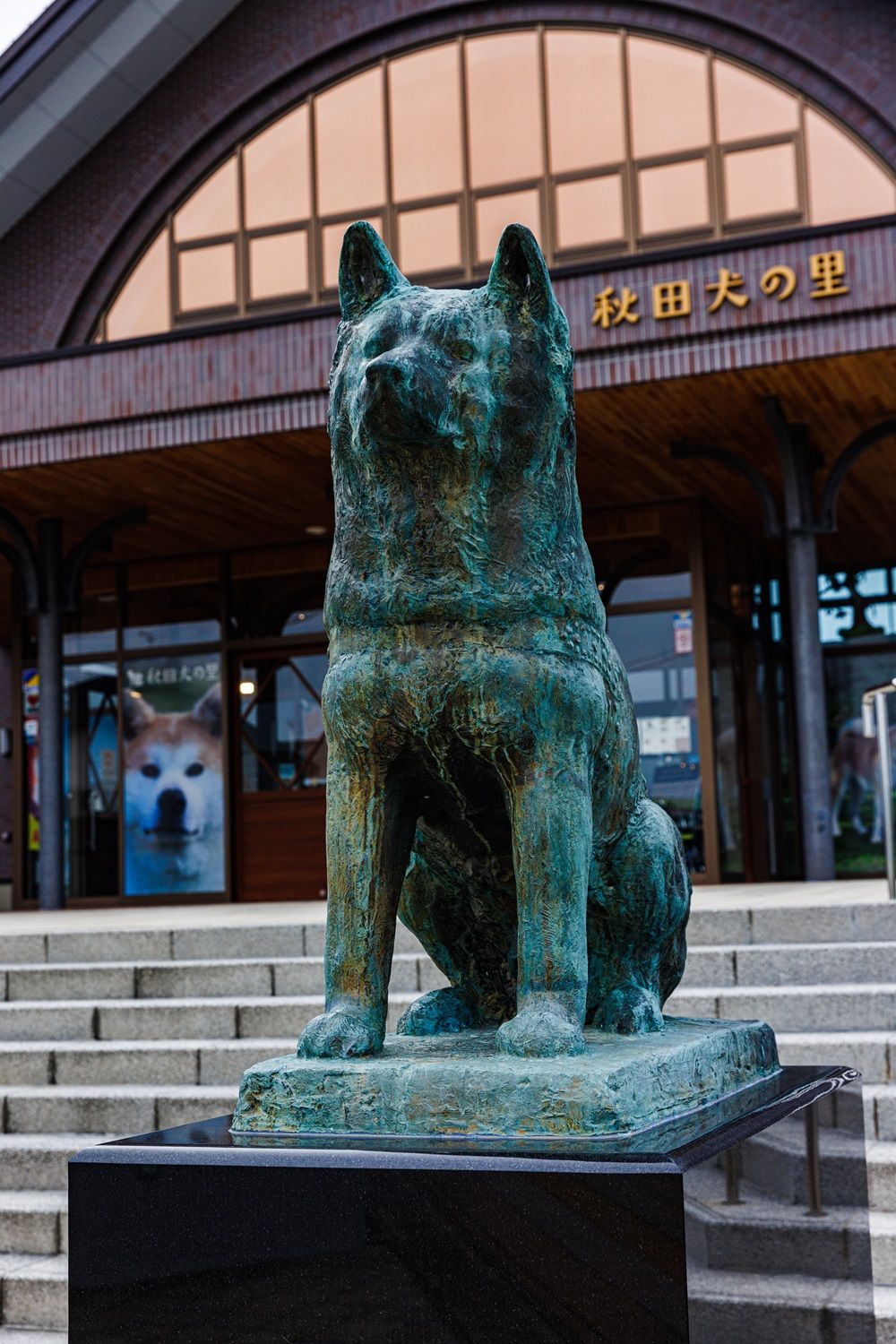 大館駅前のハチ公像