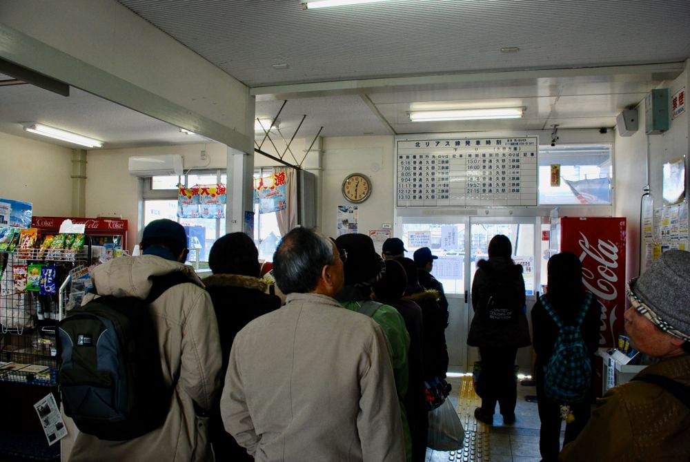 宮古駅で災害復興支援列車に乗るため列を作る人々＝2011年3月29日（記者撮影）