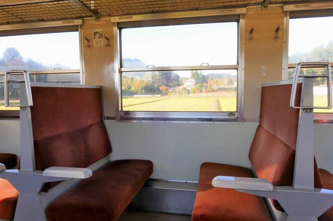小湊鉄道キハ40。クロスシート車両で沿線風景を楽しみやすく（筆者撮影）